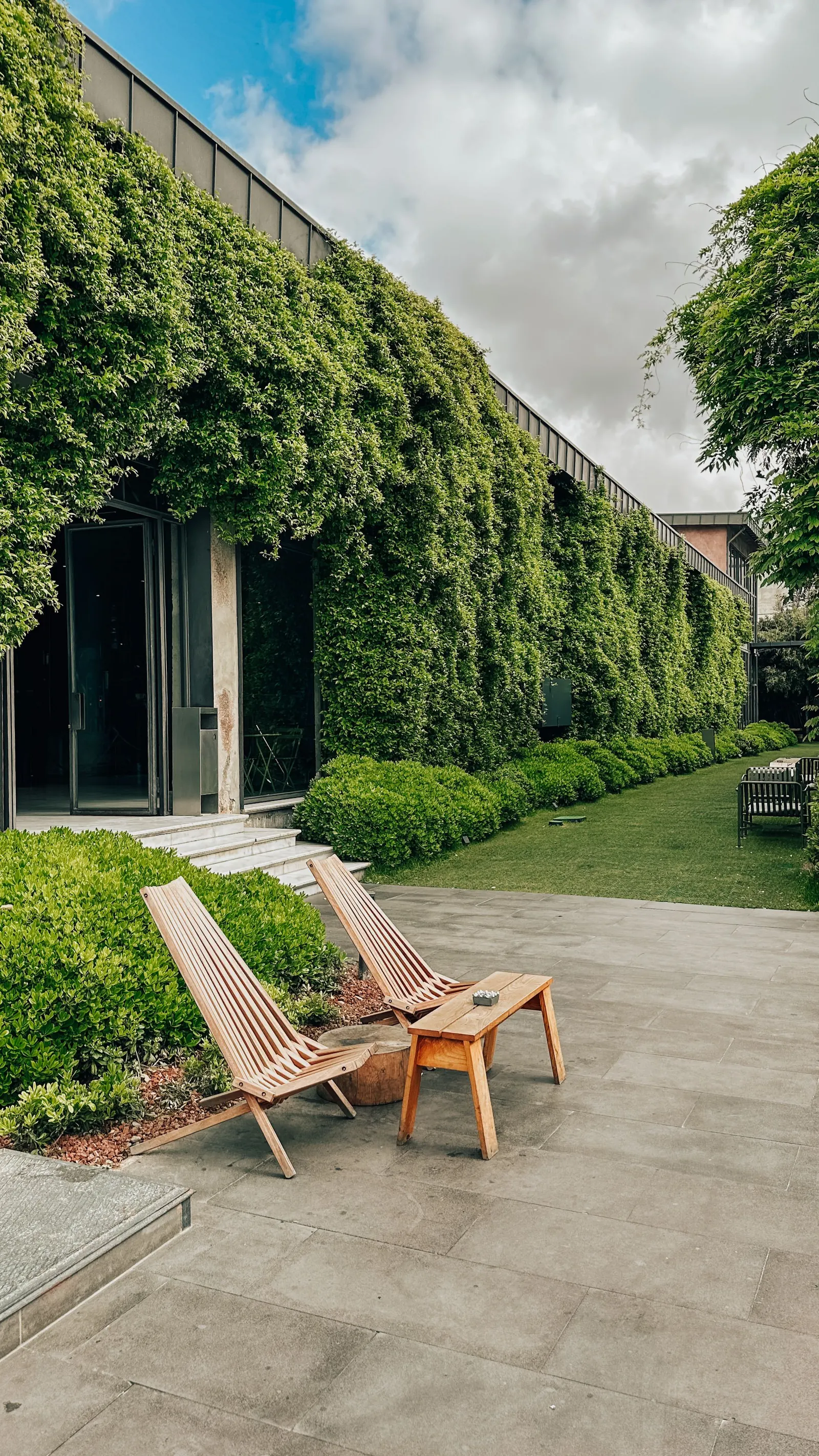 Terras in de avondzon